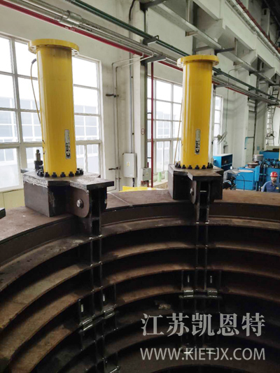雙作用大噸位液壓千斤頂安裝現(xiàn)場