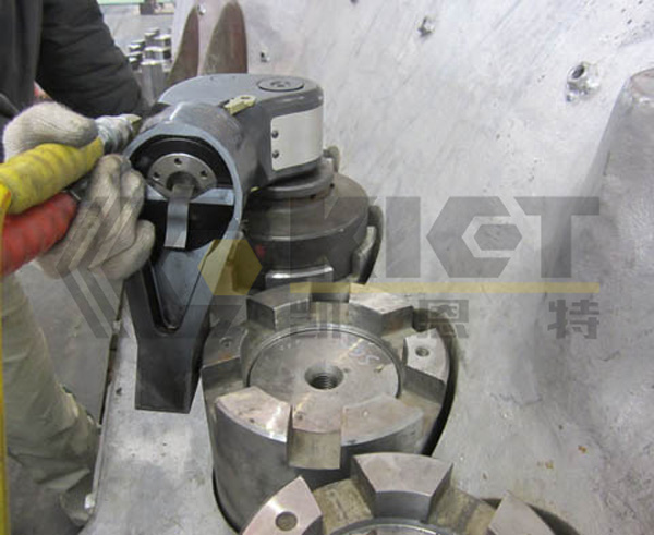 驅(qū)動式液壓扭矩扳手用于火力發(fā)電廠發(fā)電機(jī)組檢修螺栓拆